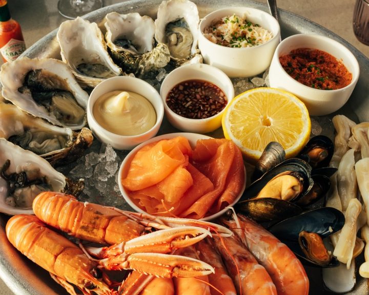 Oysters, shellfish and smoked salmon at Sam's Riverside