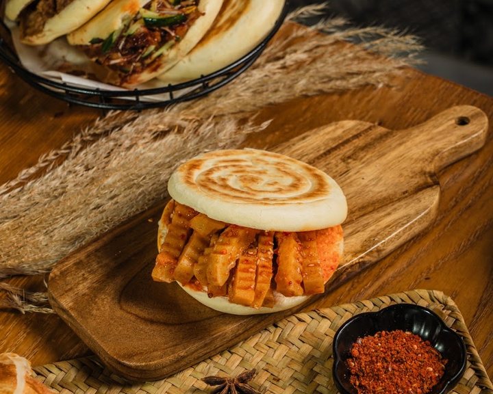 Xi'an-style murger and hand-pulled noodles at Murger Han City