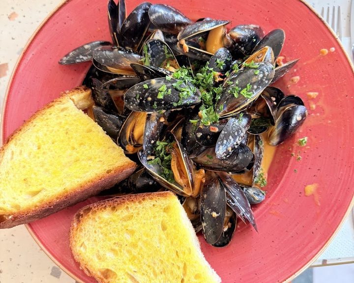 Mussels with toasted bread at Vittoria on the Walk