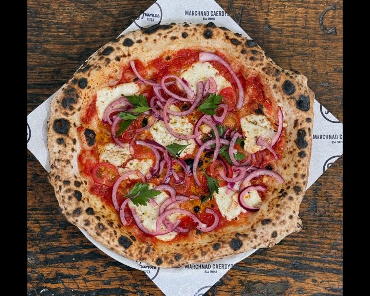 A wood-fired pizza with mozzarella and red onion at Ffwrnes Pizza