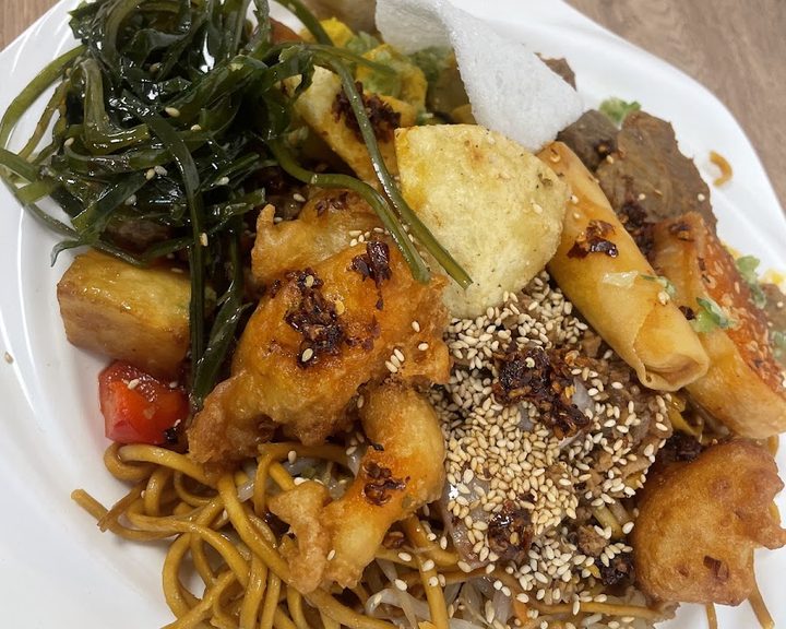 Vegan noodles, vegetables and plant-based dishes from Su Vegan Buffet