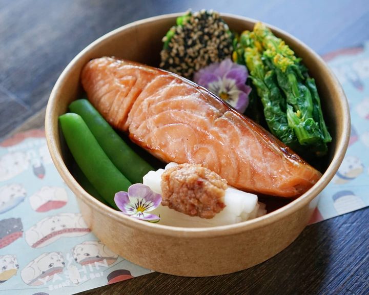 A prepared salmon bowl at Yashin Sushi in Kensington